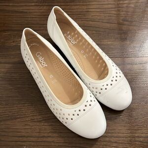 Super comfortable Gabor flats with slight wedge.
